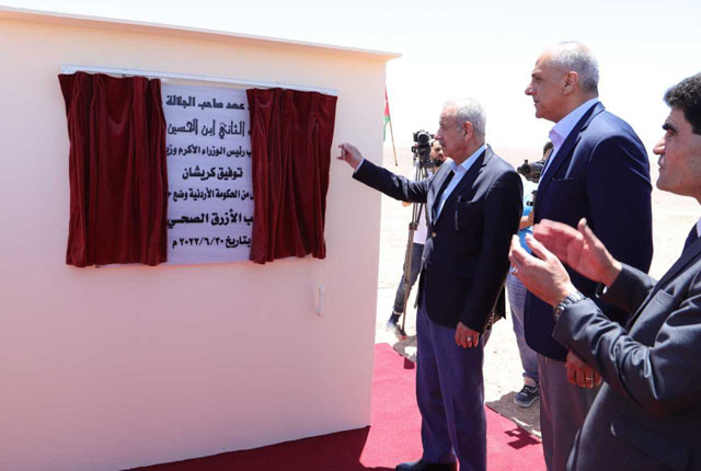 Deputy Prime Minister and Local Administration Minister Tawfiq Kreishan inaugurates the ‘Azraq Sanitary Landfill Project’ in the Zarqa Governorate on Thursday (Petra photo)